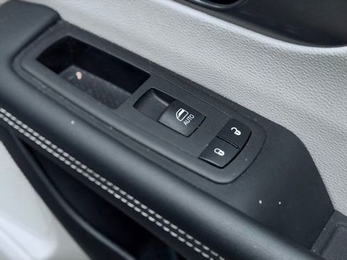 Used 2023 Chrysler Pacifica Touring-L FWD image 17