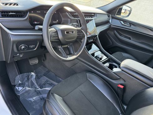 Certified 2025 Jeep Grand Cherokee L Altitude RWD image 19