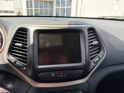 Used 2018 Jeep Cherokee Latitude AWD/4WD image 16