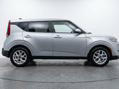 Used 2025 Kia Soul LX w/ LX Technology Package FWD image 11