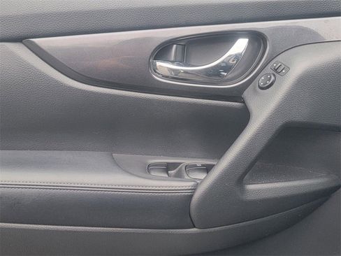 Used 2018 Nissan Rogue SV image 9