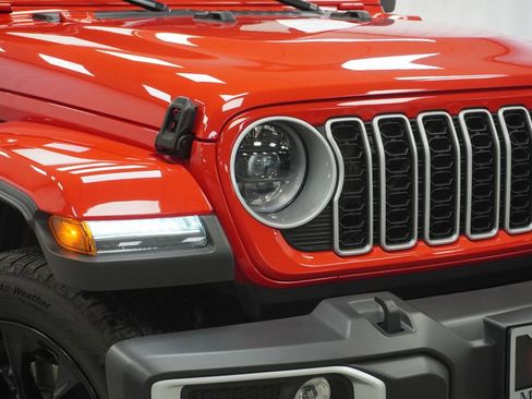 Certified 2025 Jeep Wrangler Unlimited Sahara w/ Safety Group AWD/4WD image 5