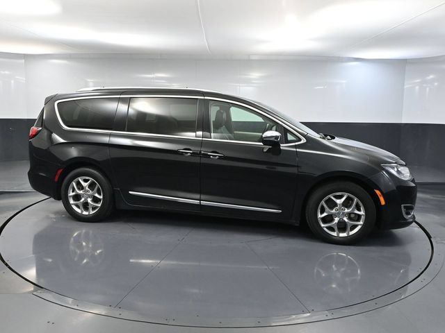 Used 2018 Chrysler Pacifica Limited FWD image 2