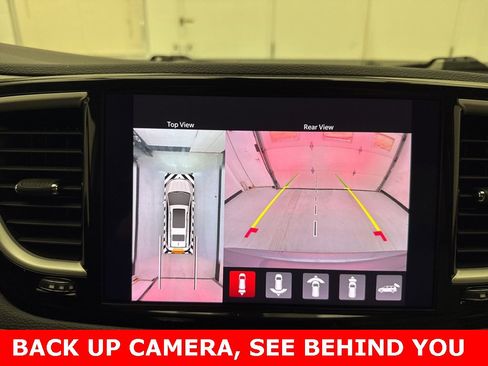 Used 2021 Chrysler Pacifica Touring-L image 2