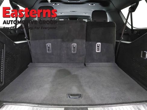 Used 2023 Chevrolet Suburban Premier image 9