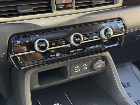 Used 2025 Honda Pilot Elite image 24