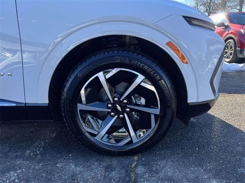 Used 2025 Chevrolet Equinox EV LT w/ Convenience Package image 7