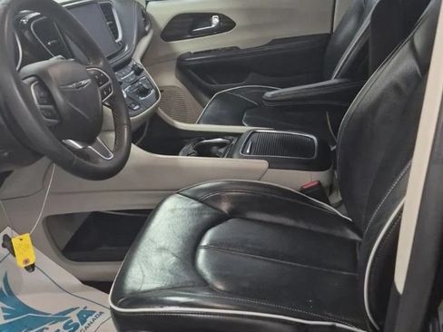 Used 2022 Chrysler Pacifica Limited FWD image 9