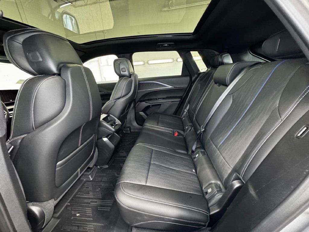 Used 2025 Cadillac Lyriq Luxury w/ LPO, Floor Liner Package AWD/4WD image 21