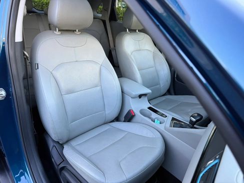 Used 2017 Kia Niro Touring FWD image 16