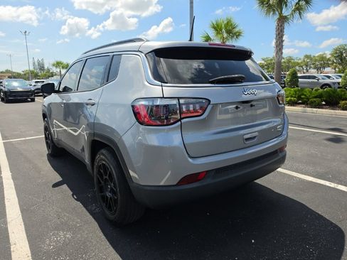 Used 2022 Jeep Compass Latitude w/ Convenience Group FWD image 14