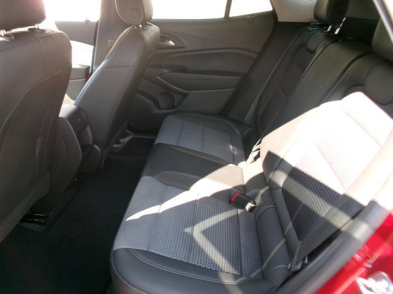 Used 2025 Chevrolet Trax LT w/ LT Convenience Package FWD image 10