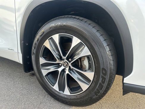Used 2022 Toyota Highlander XLE image 10