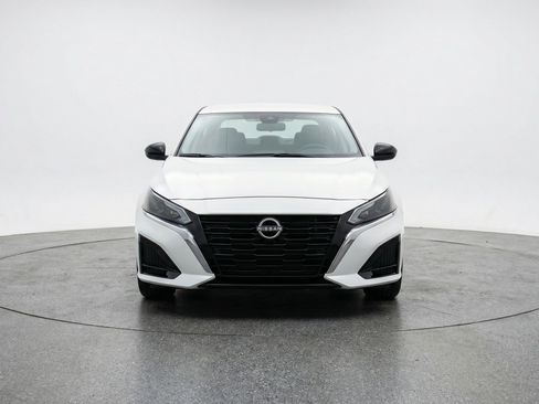 Used 2025 Nissan Altima 2.5 SV FWD image 2