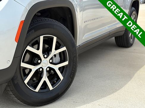 Used 2025 Jeep Grand Cherokee Limited w/ Luxury Tech Group II image 7