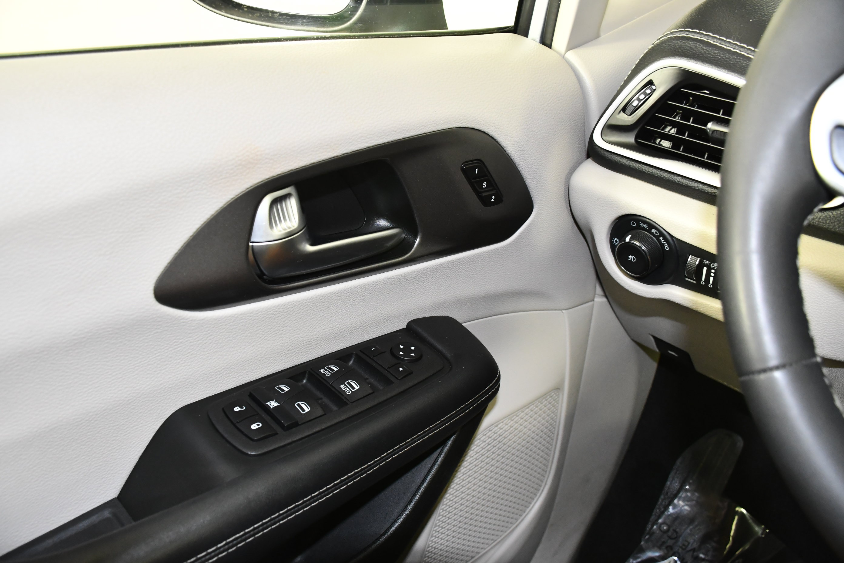 Used 2023 Chrysler Pacifica Touring-L FWD image 32
