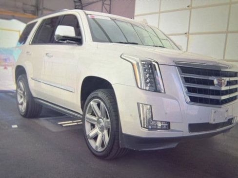 Used 2019 Cadillac Escalade Premium Luxury image 11