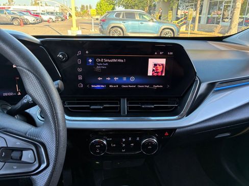 Used 2025 Chevrolet Trax LT image 17