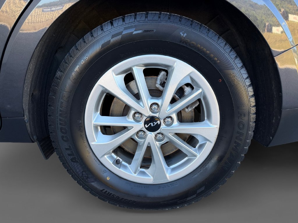 Used 2022 Kia Carnival LX FWD image 11