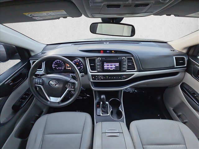Used 2018 Toyota Highlander LE FWD image 17