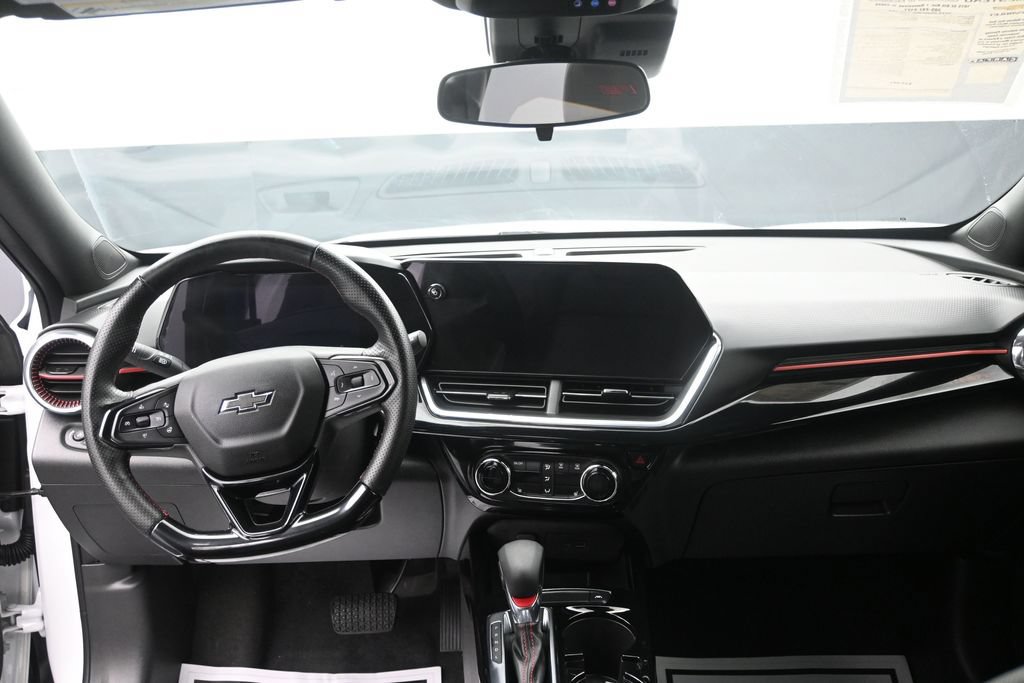 Used 2025 Chevrolet Trax RS FWD image 14
