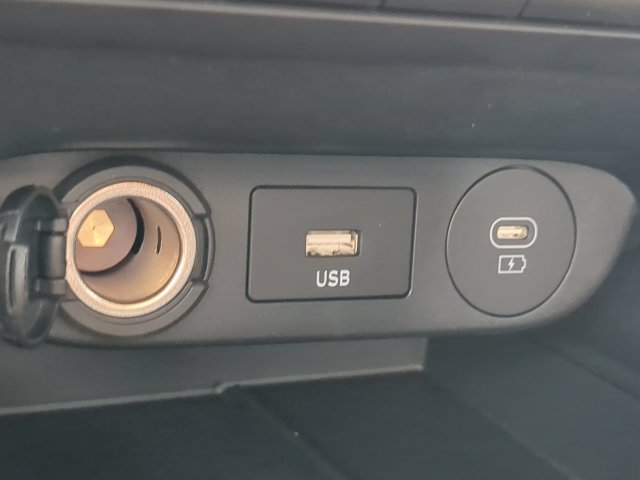 Used 2025 Hyundai Elantra Limited FWD image 21