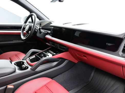Used 2025 Porsche Cayenne AWD/4WD image 15