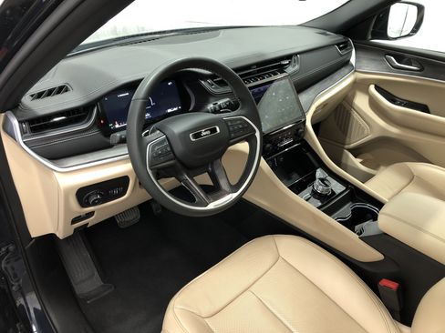 Certified 2024 Jeep Grand Cherokee L Limited w/ Luxury Tech Group II AWD/4WD image 16