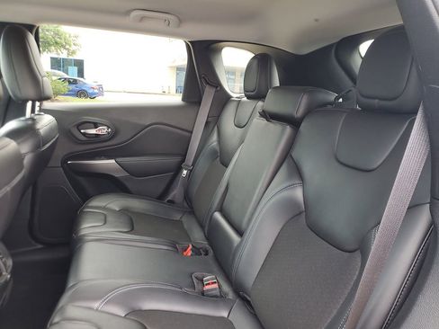 Used 2019 Jeep Cherokee Latitude Plus FWD image 6