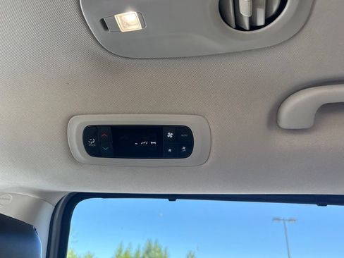 Used 2024 Chrysler Pacifica Touring-L FWD image 21