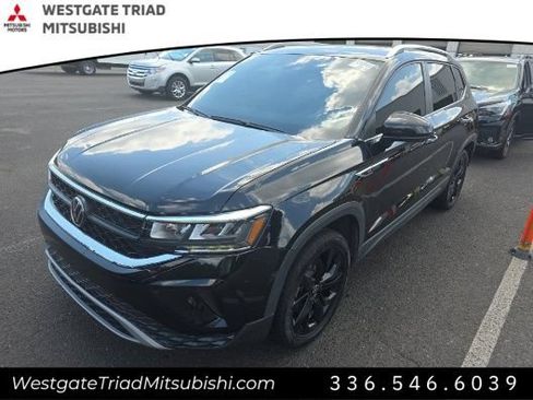 Used 2022 Volkswagen Taos SE AWD/4WD image 2
