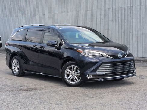 Used 2022 Toyota Sienna Platinum AWD/4WD image 11