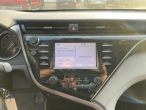 Used 2018 Toyota Camry LE FWD image 21