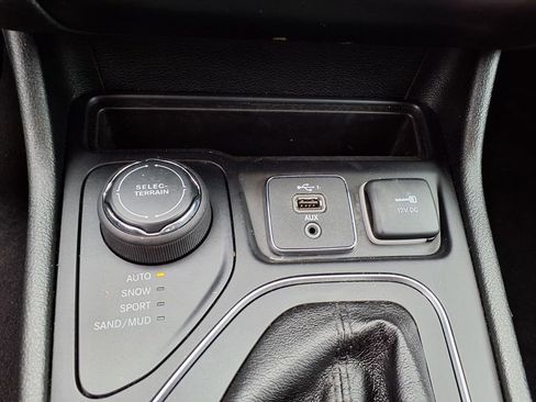 Certified 2019 Jeep Cherokee Latitude Plus AWD/4WD image 25
