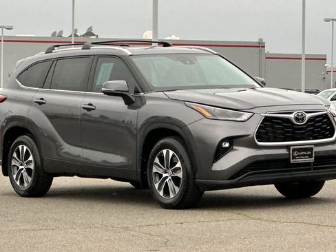 Used 2023 Toyota Highlander XLE image 5