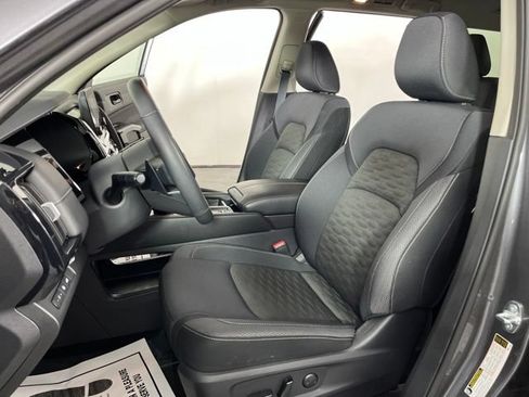Used 2025 Nissan Pathfinder SV w/ SV Premium Package FWD image 17