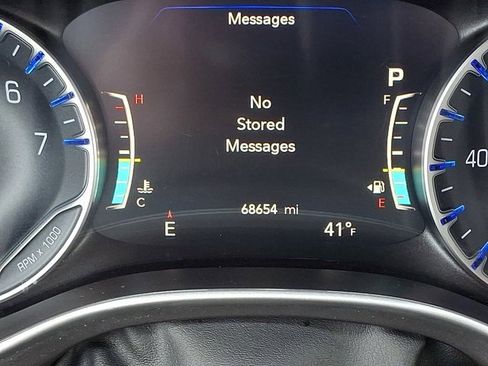 Certified 2023 Chrysler Pacifica Touring-L image 25