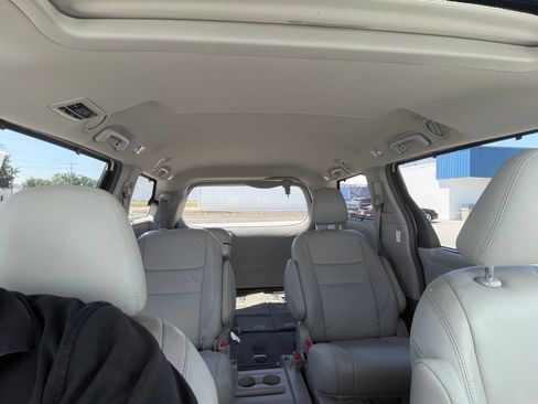 Used 2018 Toyota Sienna XLE w/ Carpet Mat Package FWD image 44