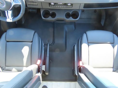 Used 2025 Mercedes-Benz Sprinter 2500 image 18