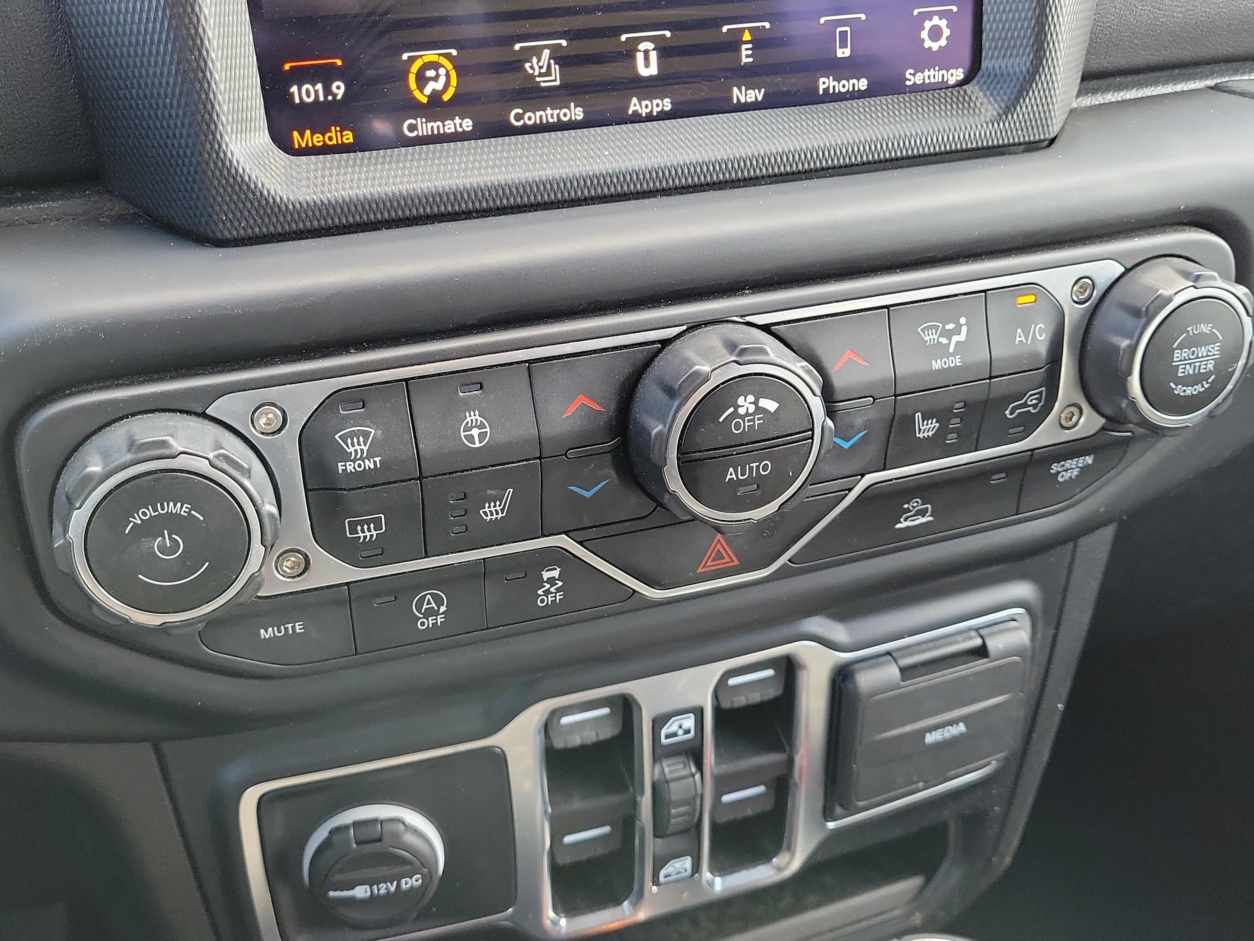 Used 2022 Jeep Wrangler Unlimited Sahara w/ Cold Weather Group AWD/4WD image 29