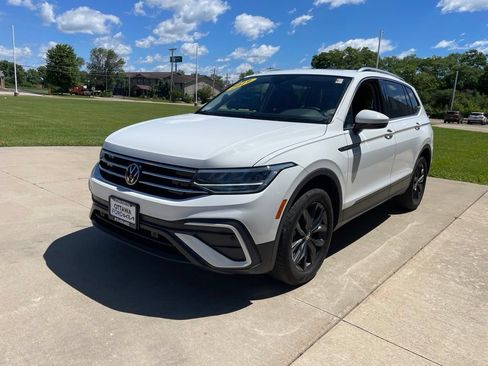 Used 2024 Volkswagen Tiguan SE w/ Panoramic Sunroof Package AWD/4WD image 2