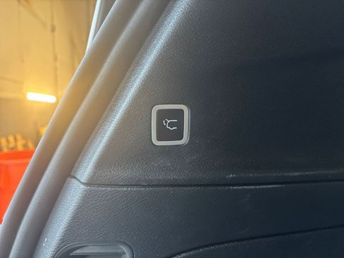 Used 2025 Chrysler Pacifica Limited image 23