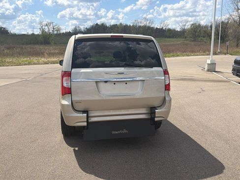 Used 2016 Chrysler Town & Country Touring FWD image 4