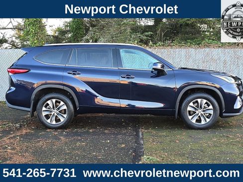 Used 2022 Toyota Highlander XLE image 3