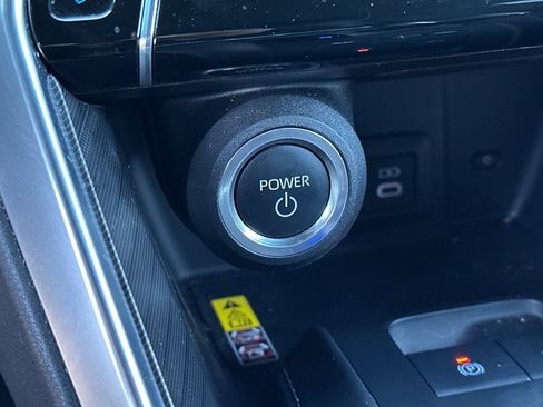 Used 2024 Toyota Venza XLE image 29