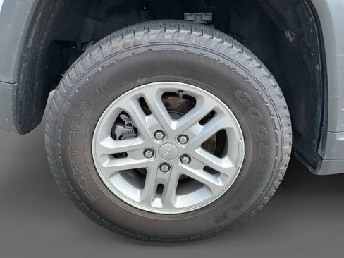 Used 2023 Jeep Grand Cherokee Laredo AWD/4WD image 10