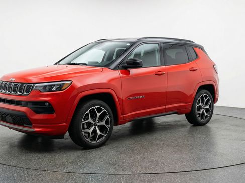 Used 2025 Jeep Compass Limited image 3