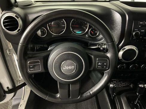 Used 2018 Jeep Wrangler Sahara image 22