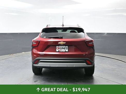 Used 2025 Chevrolet Trax LT FWD image 13