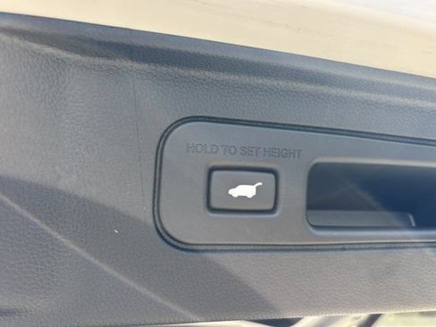 Used 2025 Honda Pilot EX-L image 8